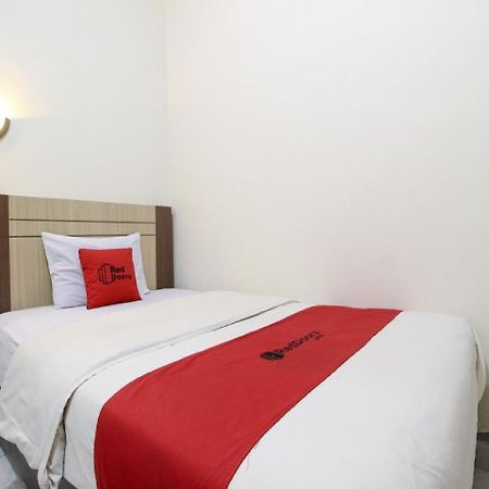 Reddoorz Plus Near Stadion Mandala Krida Yogyakarta Kültér fotó