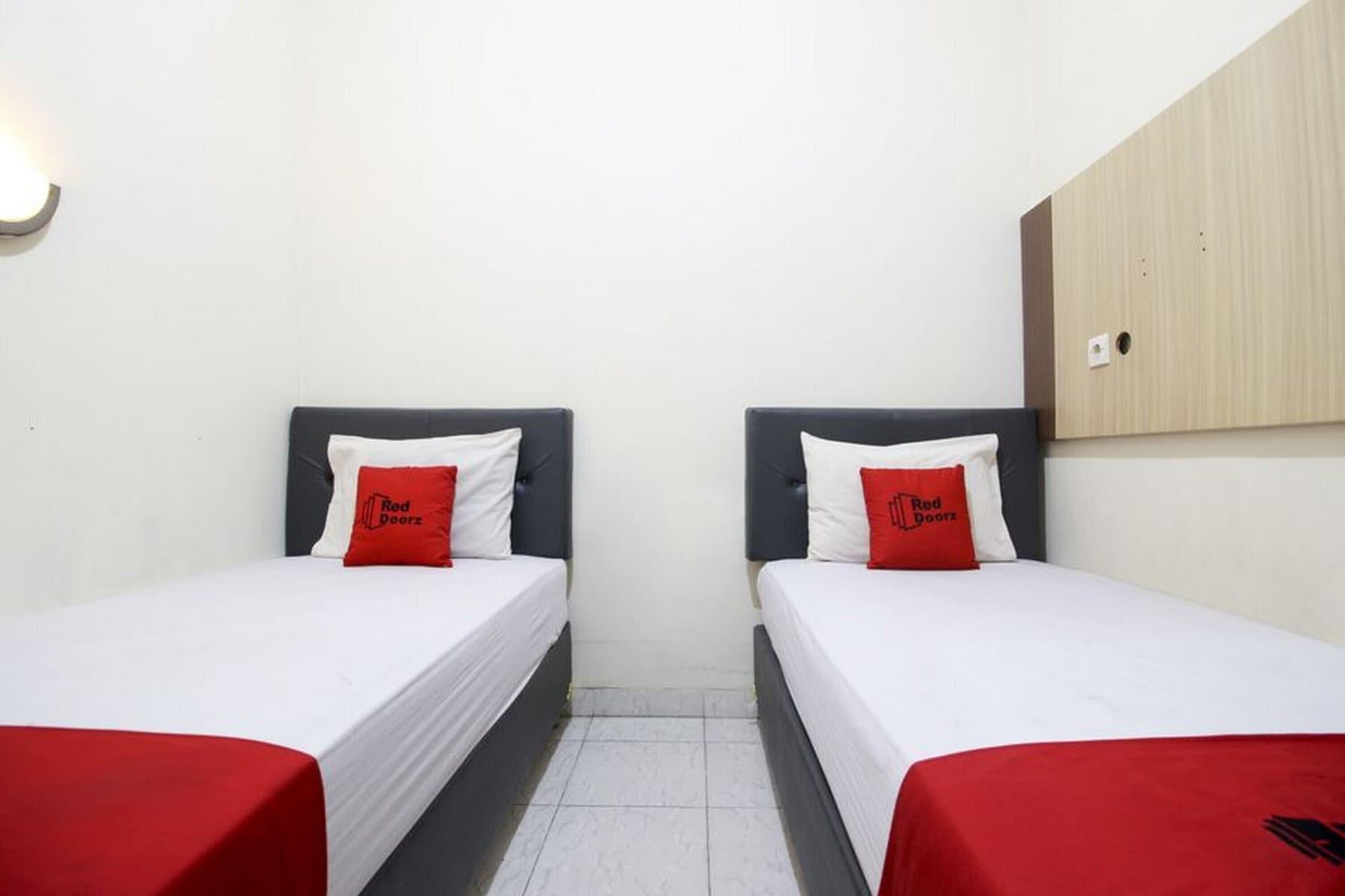 Reddoorz Plus Near Stadion Mandala Krida Yogyakarta Kültér fotó
