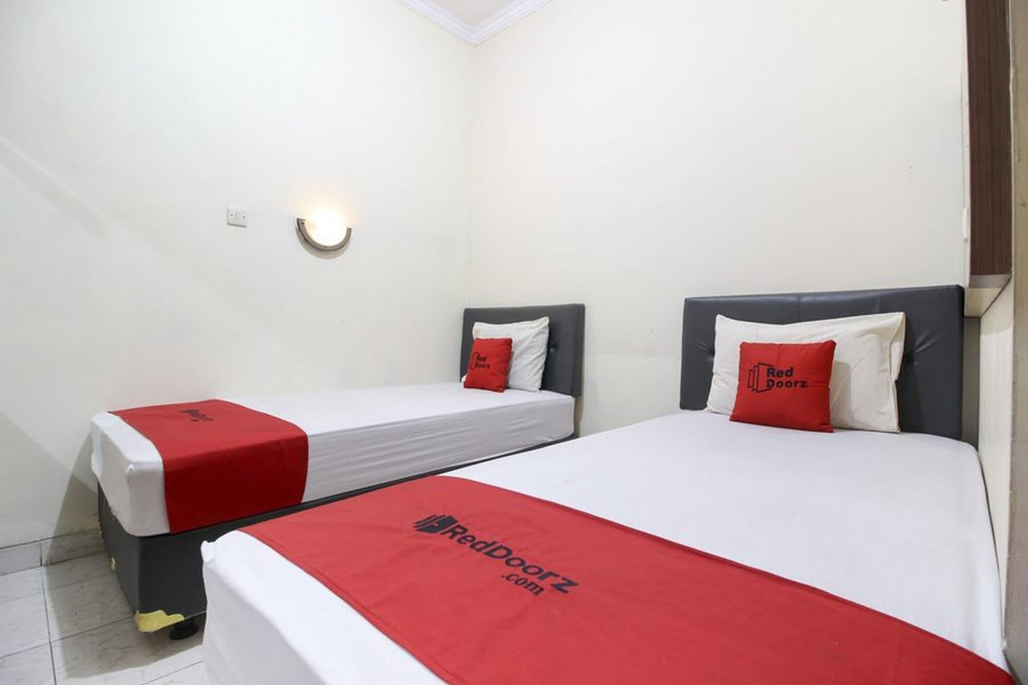 Reddoorz Plus Near Stadion Mandala Krida Yogyakarta Kültér fotó