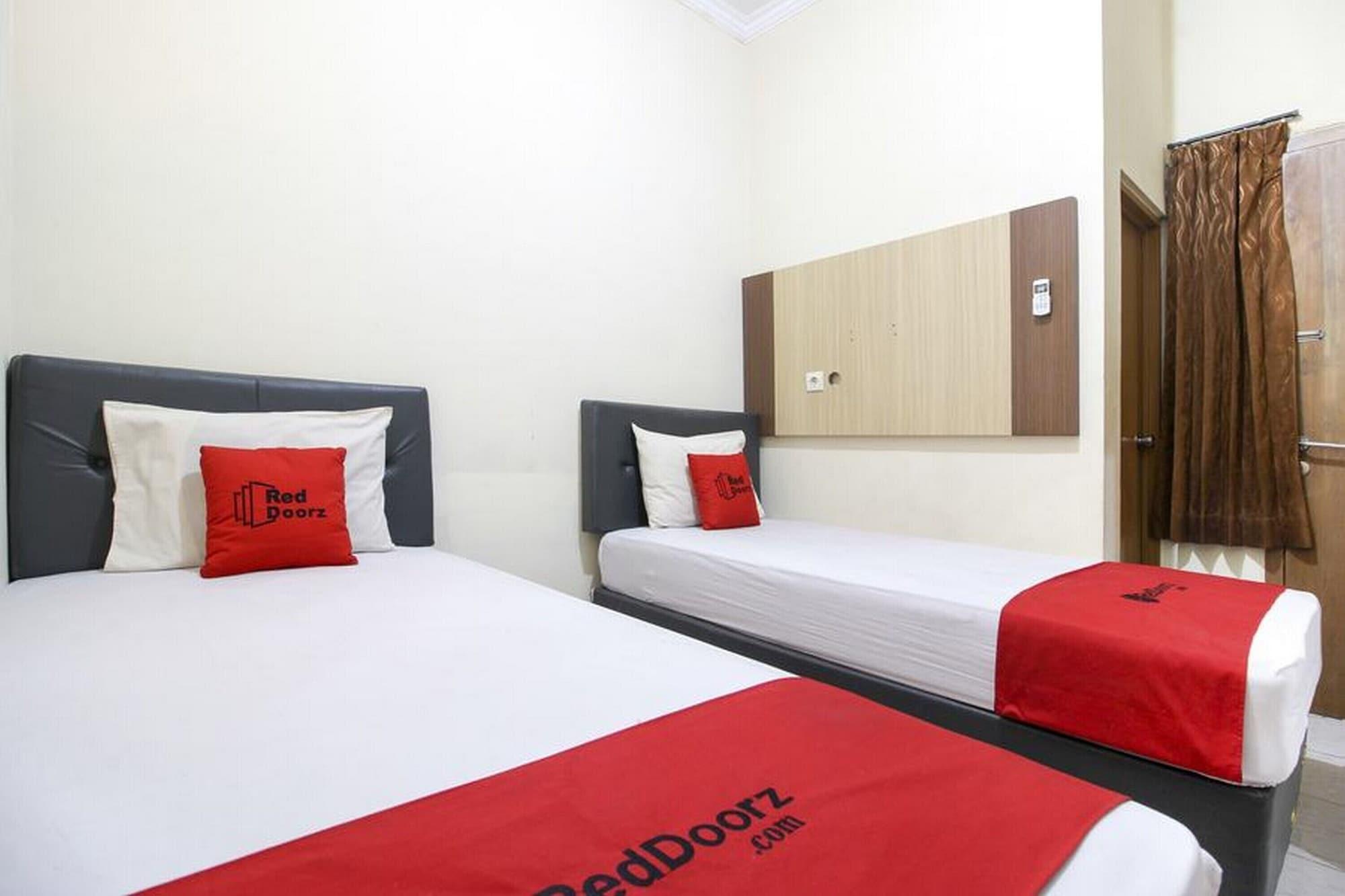 Reddoorz Plus Near Stadion Mandala Krida Yogyakarta Kültér fotó