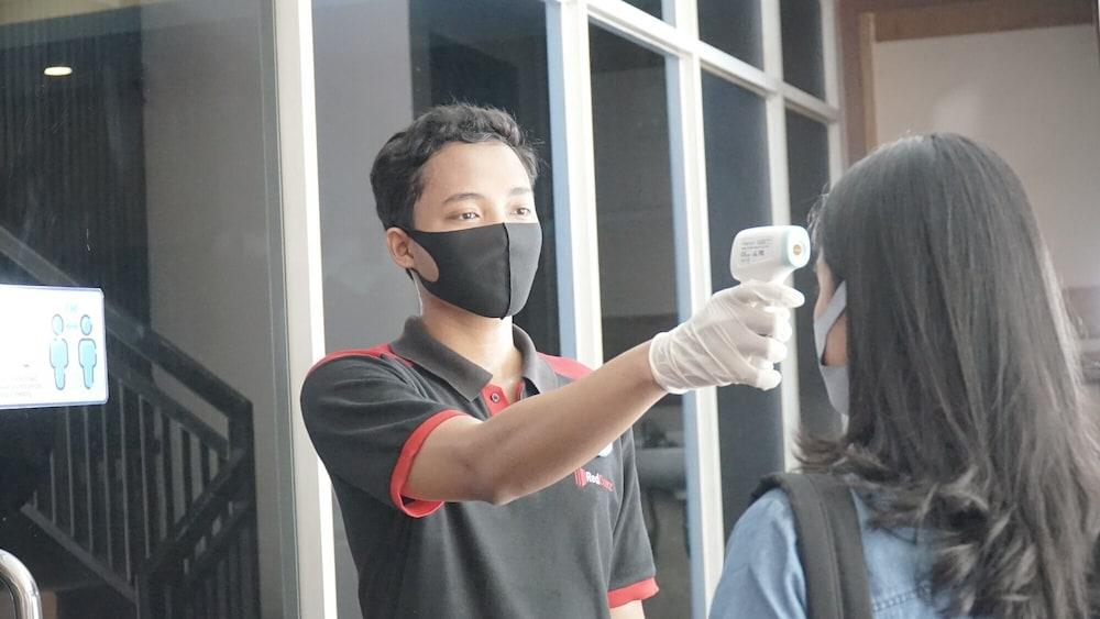 Reddoorz Plus Near Stadion Mandala Krida Yogyakarta Kültér fotó