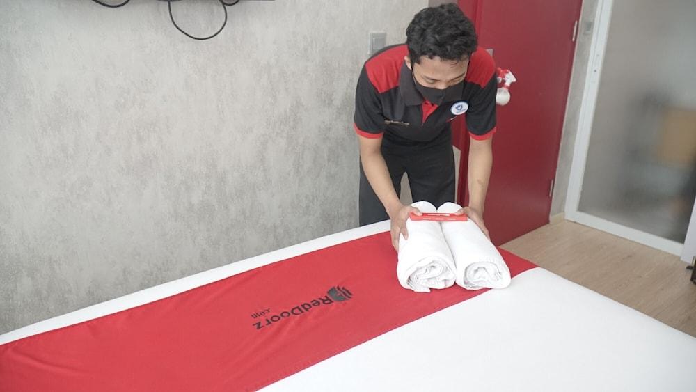 Reddoorz Plus Near Stadion Mandala Krida Yogyakarta Kültér fotó