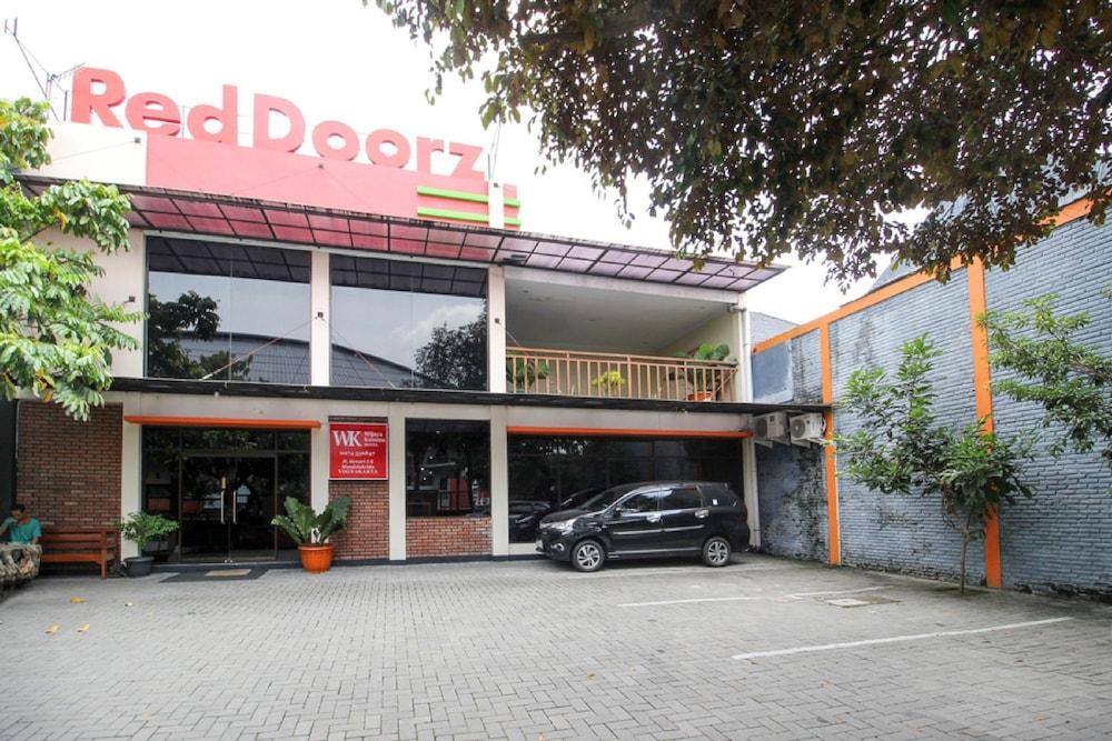 Reddoorz Plus Near Stadion Mandala Krida Yogyakarta Kültér fotó