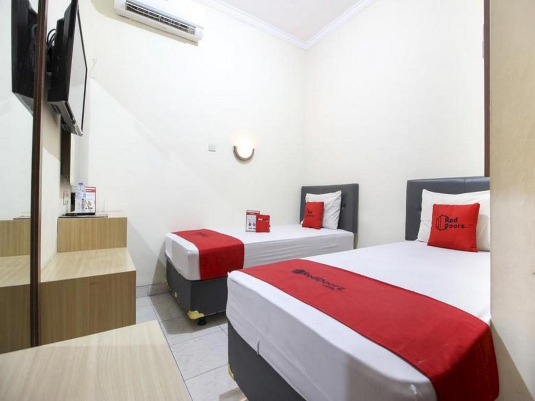 Reddoorz Plus Near Stadion Mandala Krida Yogyakarta Kültér fotó