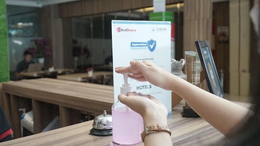 Reddoorz Plus Near Stadion Mandala Krida Yogyakarta Kültér fotó
