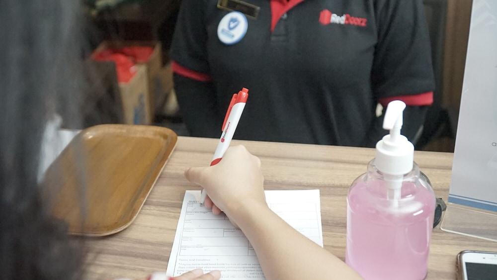 Reddoorz Plus Near Stadion Mandala Krida Yogyakarta Kültér fotó