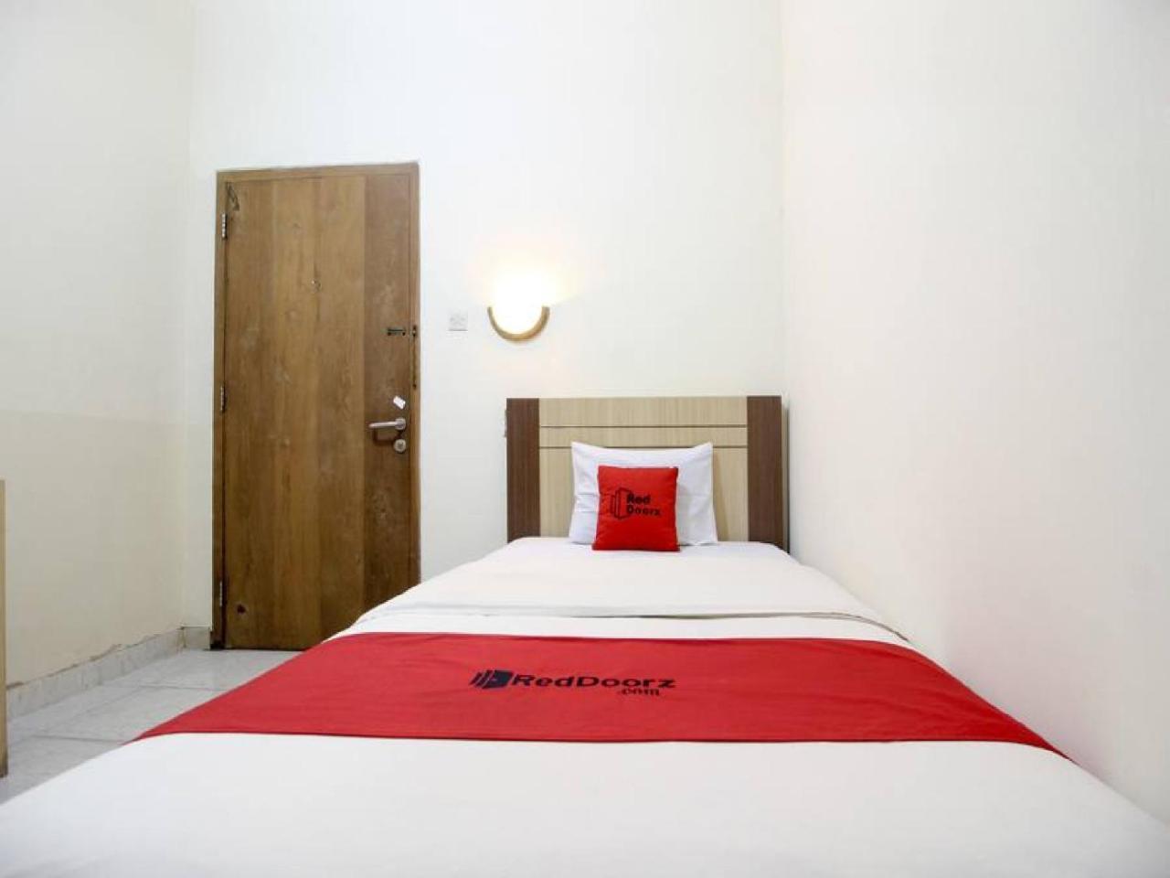 Reddoorz Plus Near Stadion Mandala Krida Yogyakarta Kültér fotó